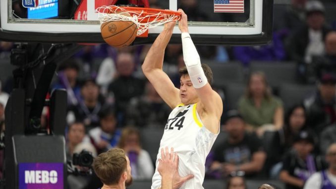 NBA-Utah-Jazz-at-Sacramento-Kings-knicks-walker-kessler-22915365